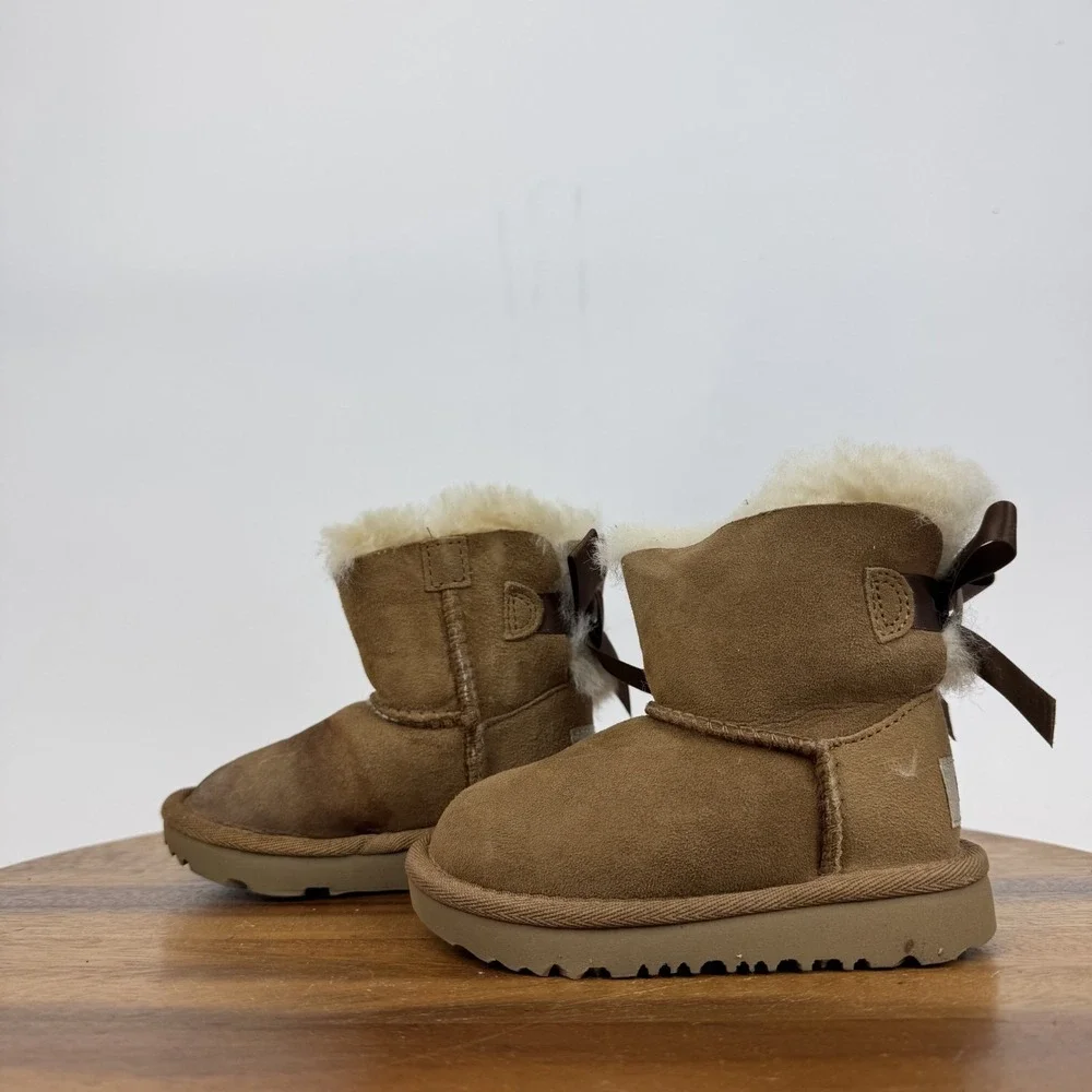 Little Kids Ugg Mini Bailey Bow II Chestnut Sheepskin Lined Suede Boots Size 6 C
